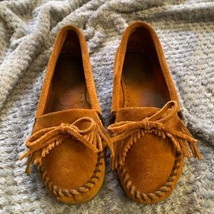 Minnetonka moccasins kilty hardsole brown Size 7.5